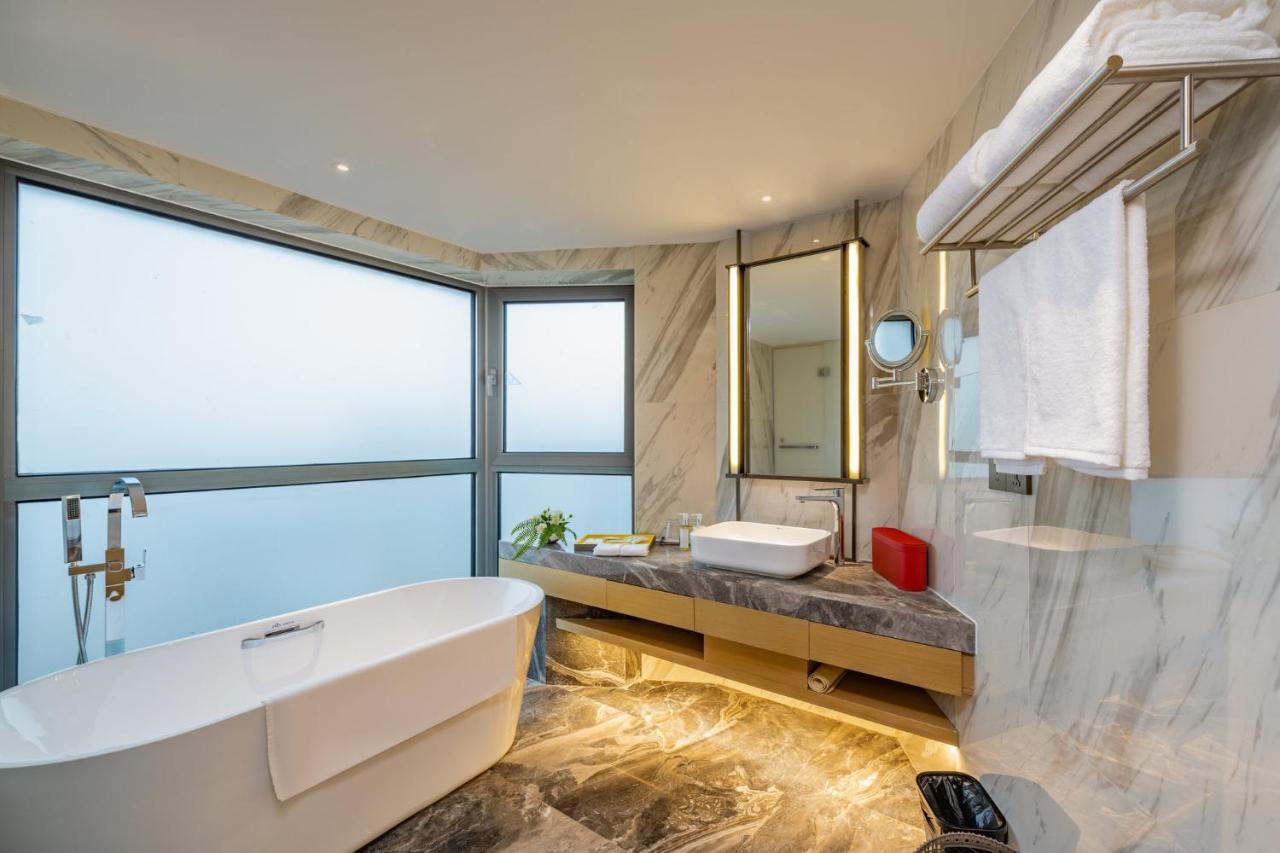 Holiday Inn Shanghai Huaxia By Ihg - Overlooking City Scenery At Sky View Restaurant Zewnętrze zdjęcie