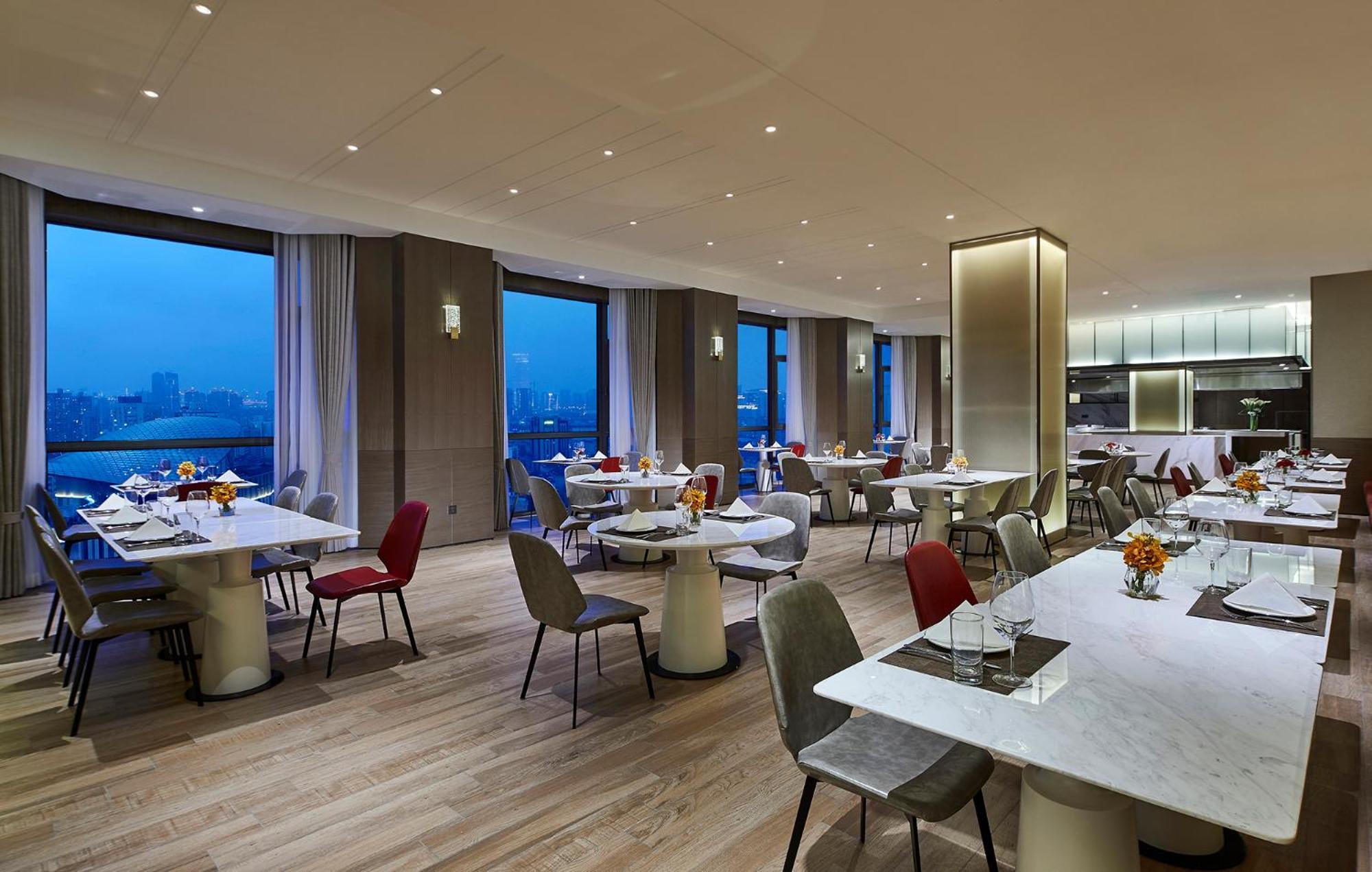 Holiday Inn Shanghai Huaxia By Ihg - Overlooking City Scenery At Sky View Restaurant Zewnętrze zdjęcie