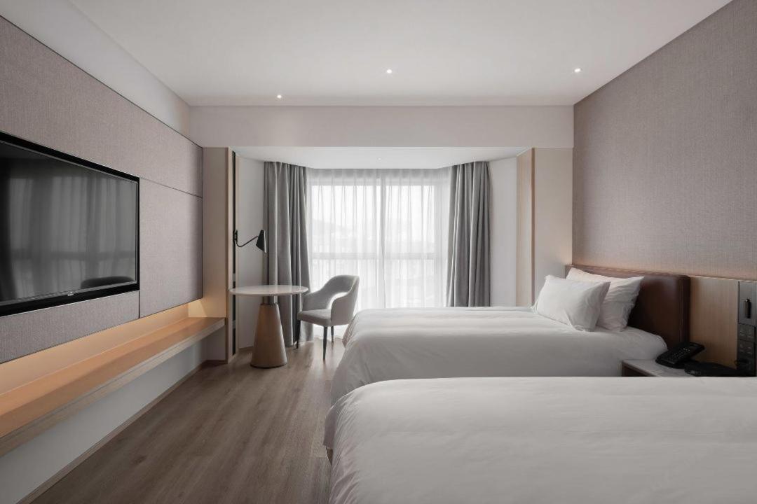 Holiday Inn Shanghai Huaxia By Ihg - Overlooking City Scenery At Sky View Restaurant Zewnętrze zdjęcie